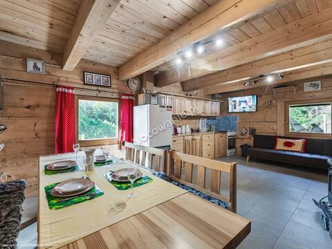 Stylish Martin B's Cabin with a stove and a bathtub!