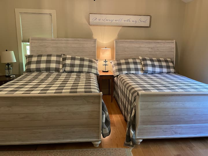 ห้องนอนชั้นบนมีเตียงควีนไซส์ 2 เตียง