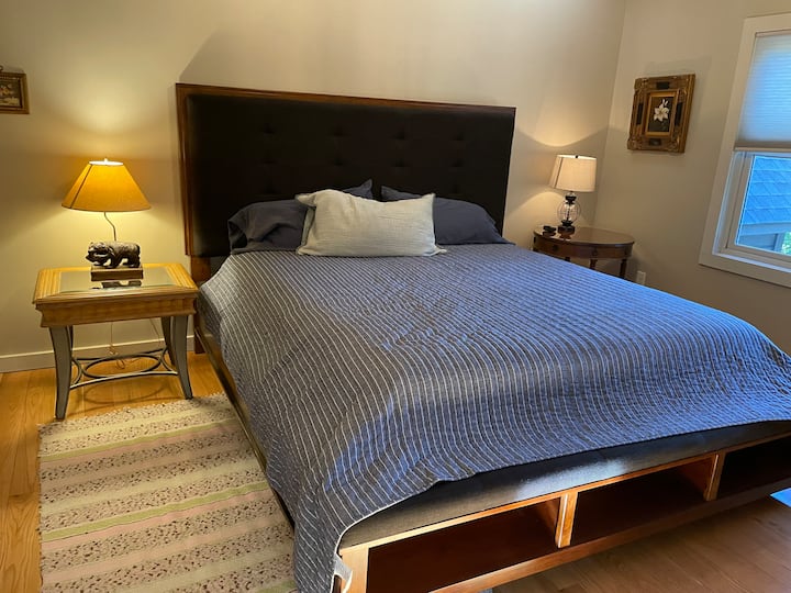 ห้องนอนชั้นบนพร้อมที่นอน California King