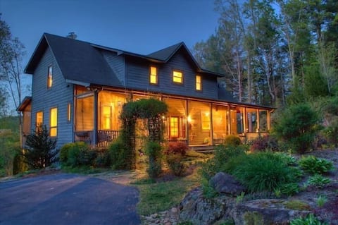 Successful Airbnb property: Unbelievable Mountain Cabin on Chattahoochee River in Sautee Nacoochee