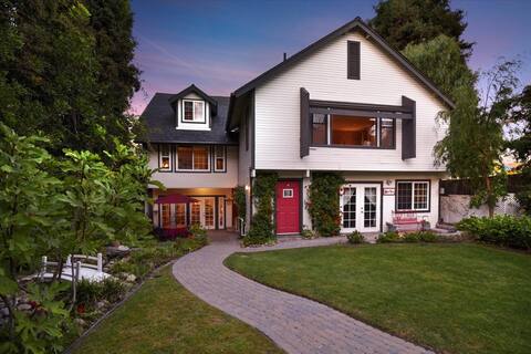 Retro English Mansion Sleeps 18 Gardens