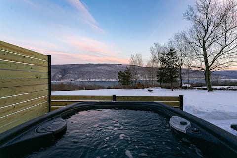 The Lakeview Chalet: Cozy & Chic, Hot Tub, Games