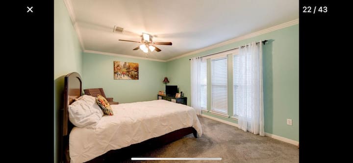 เตียงคิงไซส์ในห้องสวีทพร้อมวิวทะเลสาบ