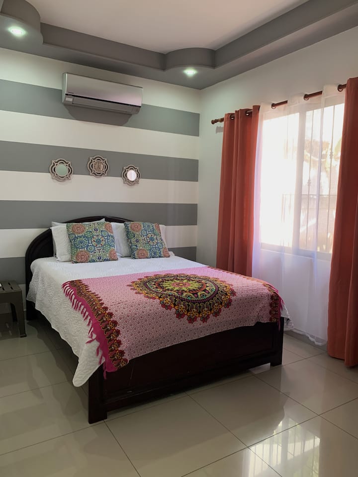 سرير بحجم كوين مع خزانة ملابس.