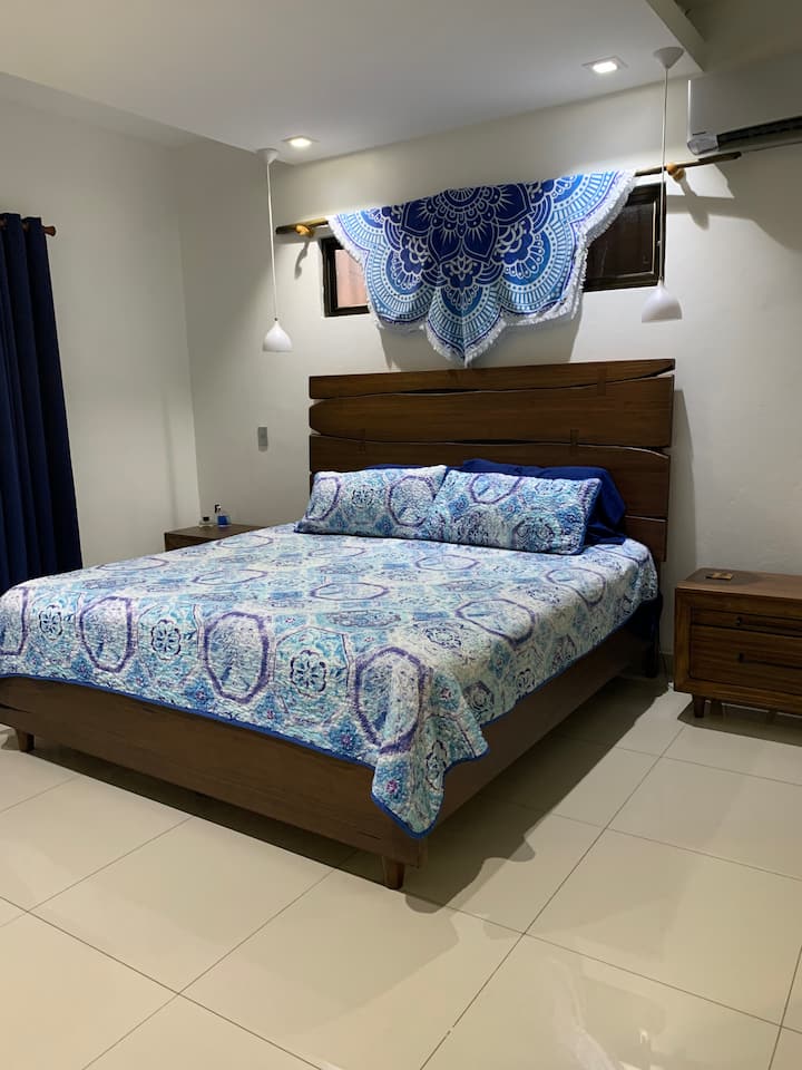 غرفة النوم الرئيسية.  سرير بحجم كبير.