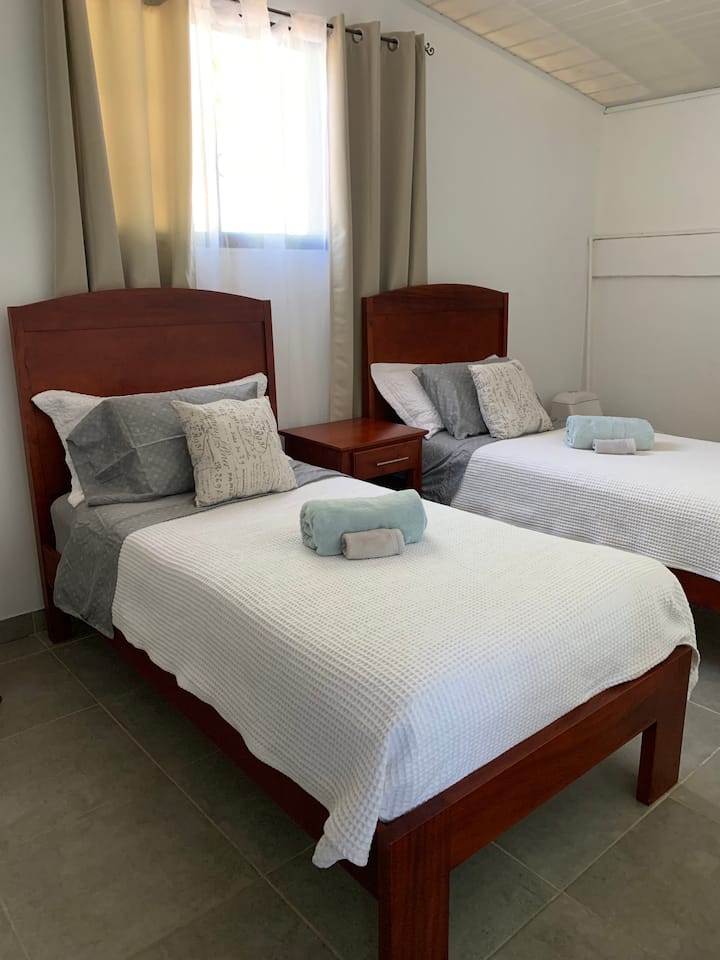 غرفة نوم كاسيتا مع حوض ومرحاض.