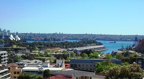 Top performing Airbnb: Spacious apartment with stunning harbour views in Darlinghurst