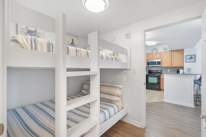 Full / Full Bunk bedroom with en-suite