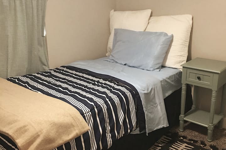 ฝันหวานๆในสถานที่พักผ่อนสุดหรูในห้องนอนสุดหรูของเรา
