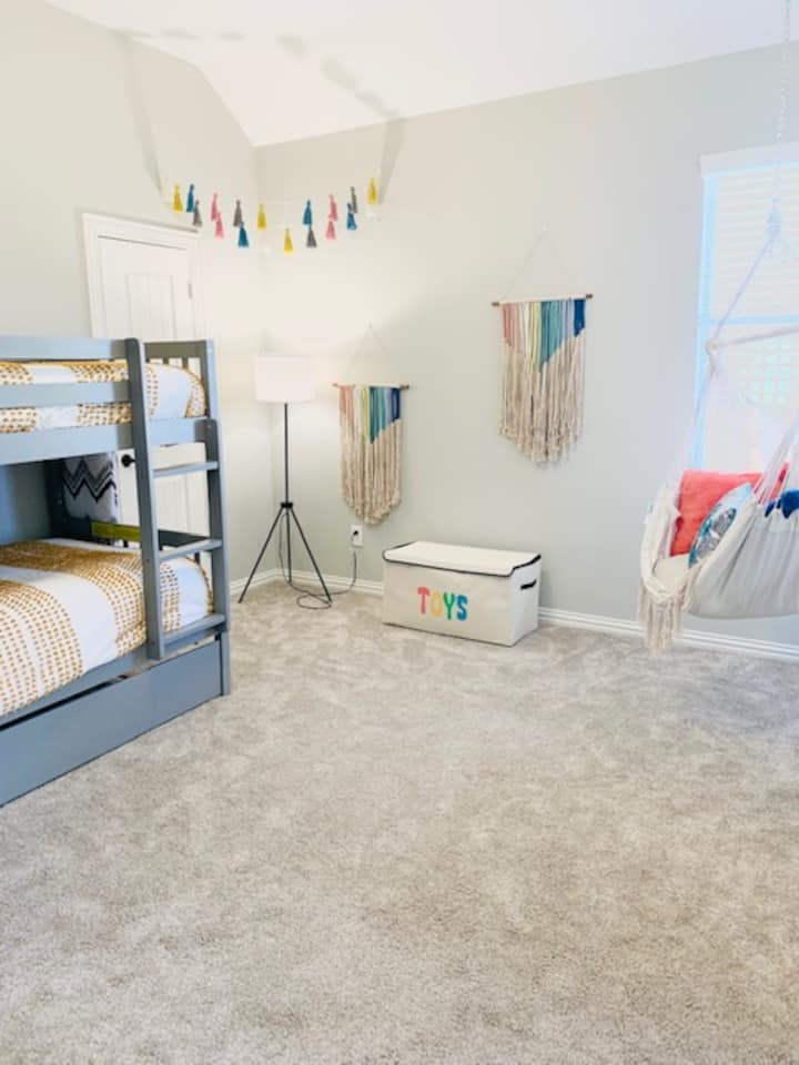 Kwa kawaida chumba hiki cha kulala ni kwa ajili ya watoto, lakini kiko wazi kwa mtu yeyote. Vitanda hivi vya ghorofa ni vizuri sana na chumba ni kizuri sana!