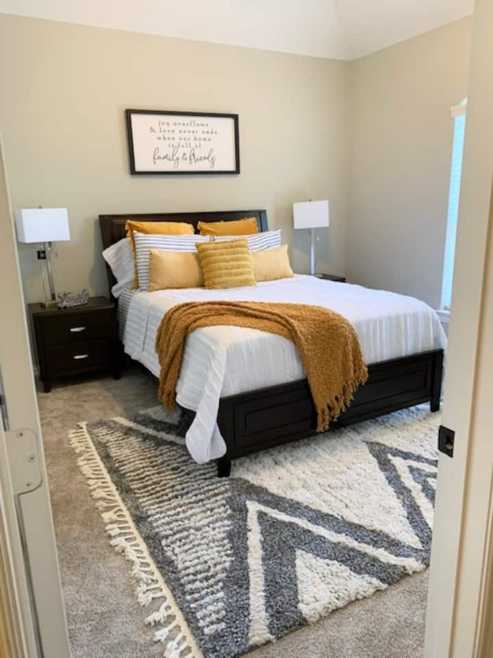 Moja ya vyumba vya kulala vya wageni. Starehe sana. Nzuri sana! Inastarehesha sana!