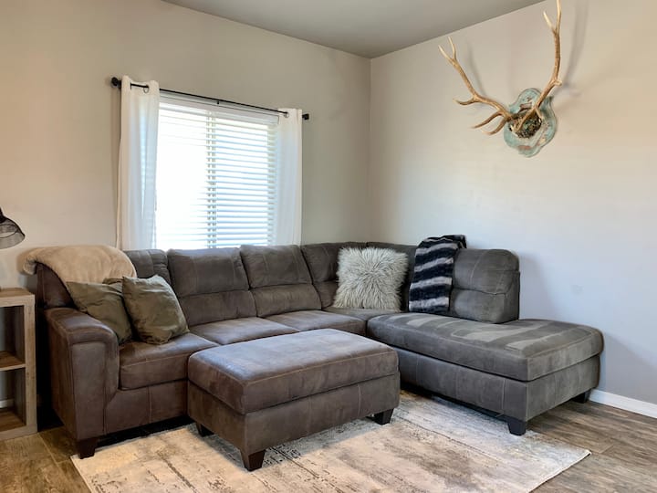 Unique Centrally Located Pet Friendly Home - Kingman, AZ