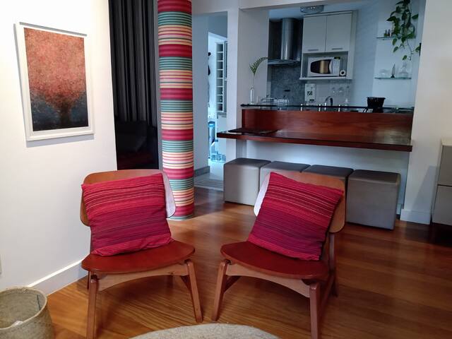 Bem na quadra da praia, um apartamento acolhedor!