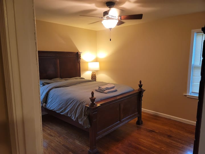 أثاث الماهوجني الصلب الداكن في غرفة النوم الرئيسية