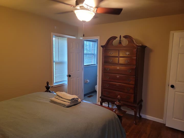 أثاث الماهوجني الصلب في غرفة النوم الرئيسية