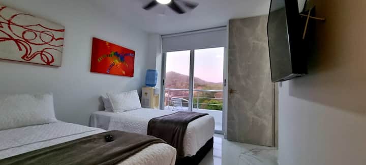 Допълнителната стая е на 1 - ви етаж и разполага с климатик,  дрешник, балкон с изглед към планините и самостоятелна баня и тоалетна, която ще бъде доставена само за резервации на повече от двама гости.