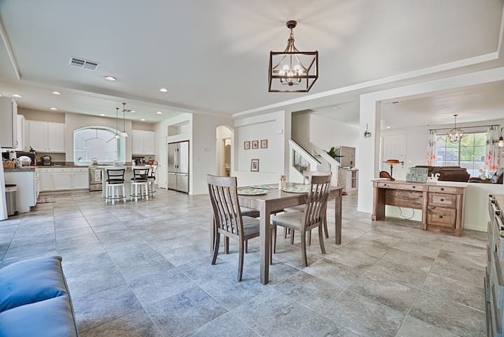 Bright Cozy Spacious (2900 sq/5 bd /3.5 bathroom)