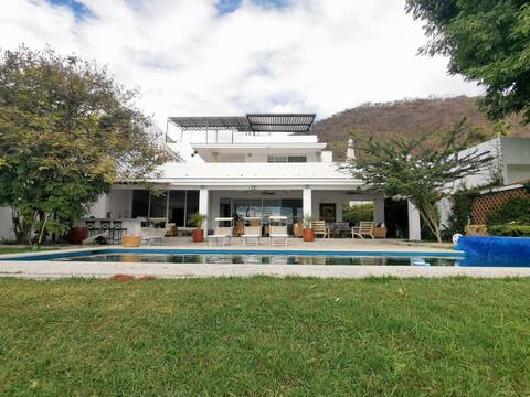 Casa de descanso frente a lago de Chapala