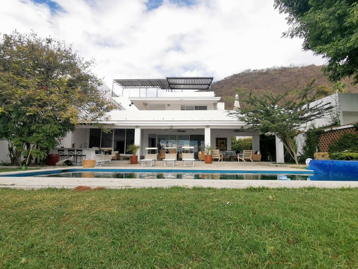 House to rest in front of Lake Chapala