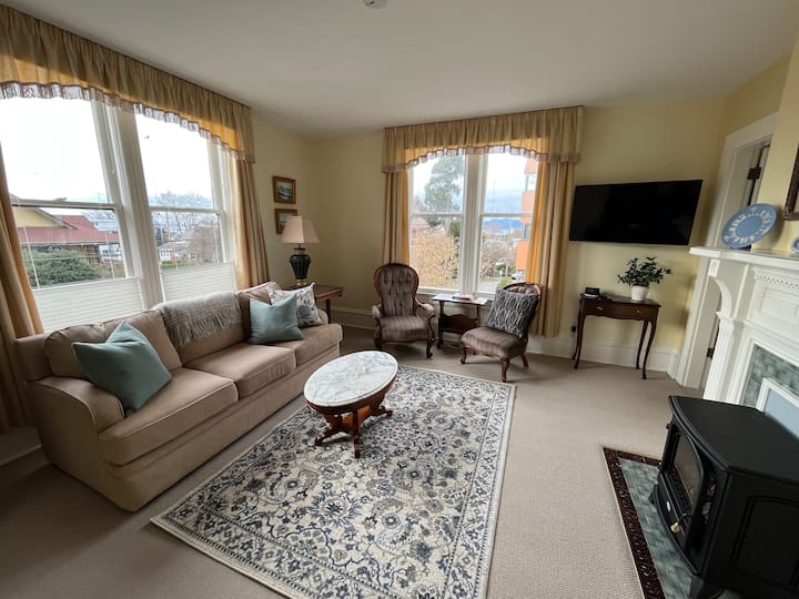Fantastic Location! Heritage House 1 Bedroom Suite - Victoria