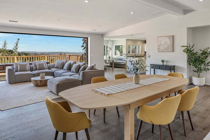 Breathtaking Views Light Filled 3B Hills Home gallery image 2