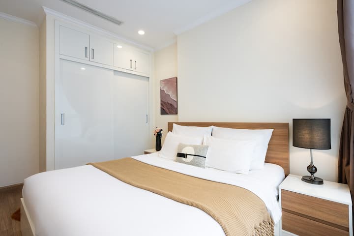 CAMERA GRANDE [ 1 ]
- C'è un letto matrimoniale grande
- Vista sulla città disponibile
- Ampia TV disponibile (YouTube e Netflix gratuiti)
- guardaroba grande
- Scrivania
- Luce notturna
