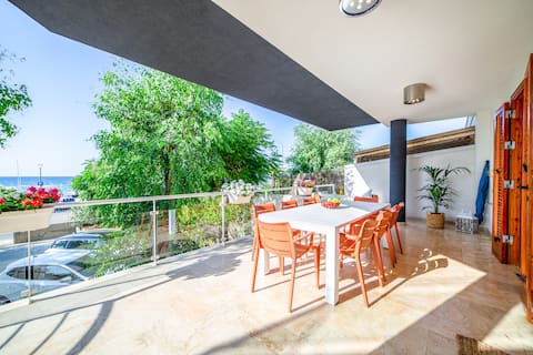 6-8 People house with private parking and sea view