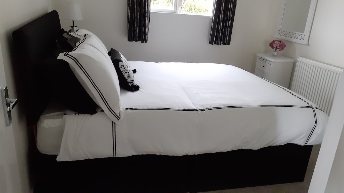 kjo dhomë gjumi ka pamje nga Kopshti i izoluar,kështu që ke privatësi të plotë.