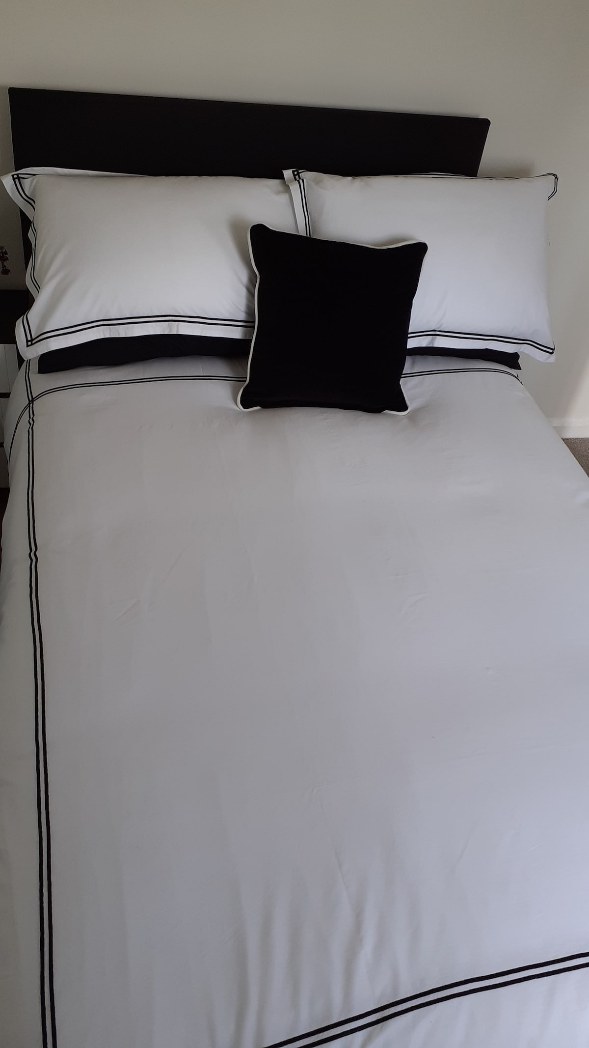 Një dhomë gjumi me pamje. Një dhomë gjumi më e vogël, por e këndshme dhe komode.