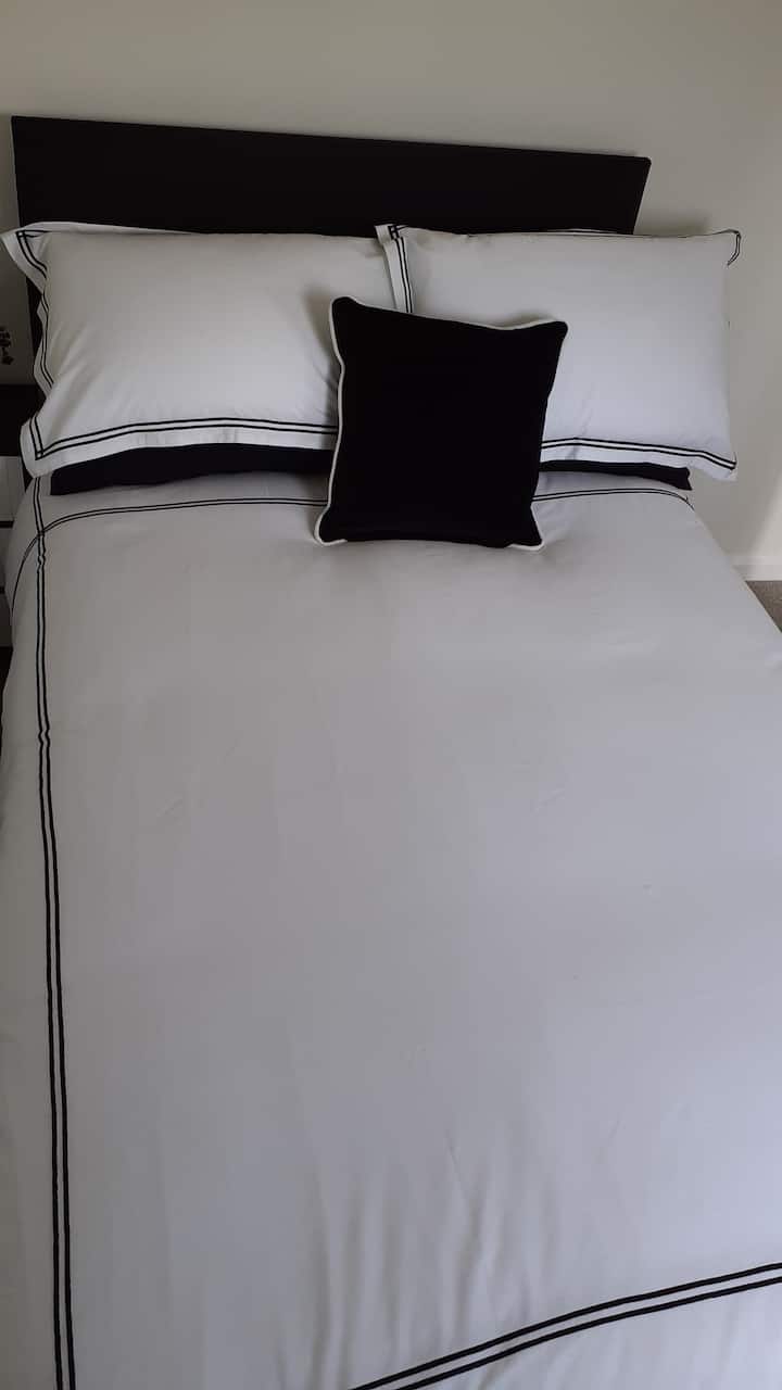 Spavaća soba s pogledom. Manja spavaća soba, ali lijepa i udobna.