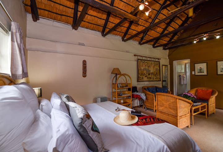 غرفة نوم بسرير بحجم كبير: سرير مريح للغاية مع ملاءات ذات جودة فندقية تم تنظيفها بشكل احترافي