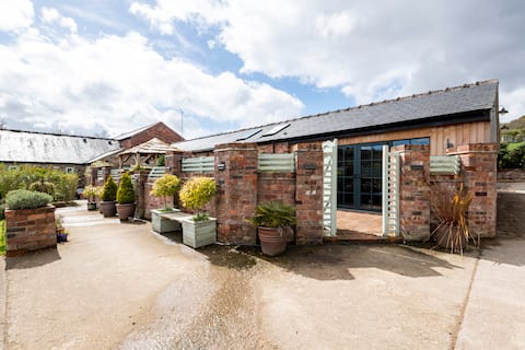 Luxury Peak District Cottage with Hot Tub