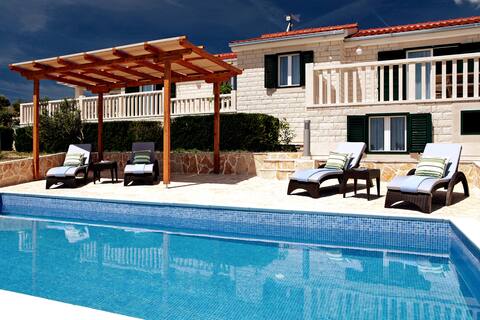 Villa Oliva:Private Pool&Sea Views-Serenity in Bol