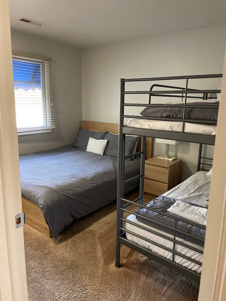 Spálňa č.1 s manželskou posteľou Queen a poschodovou posteľou