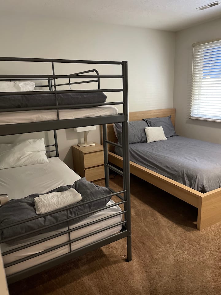 Spálňa č.2 s manželskou posteľou a poschodovými posteľami