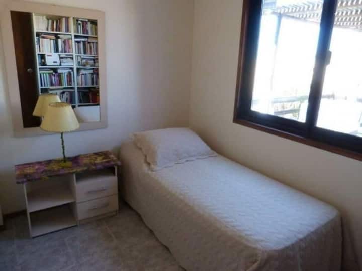Chambre #3 : un lit une place.