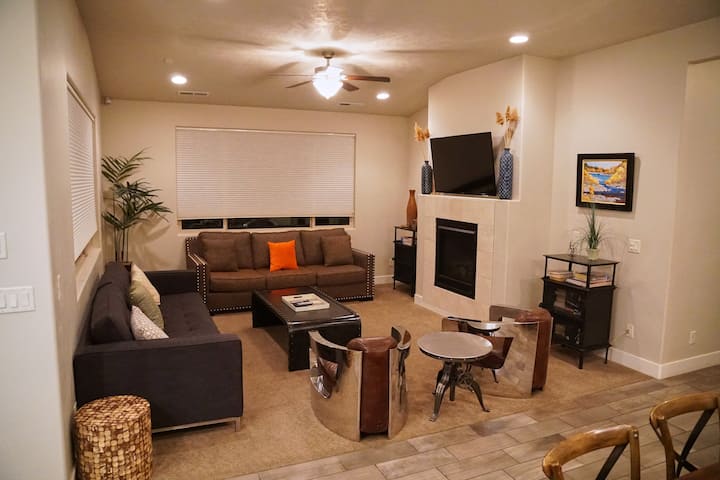 Dnevni boravak, uključujući veliki TV ravnog ekrana, plinski kamin i prilagođeni luksuzni namještaj