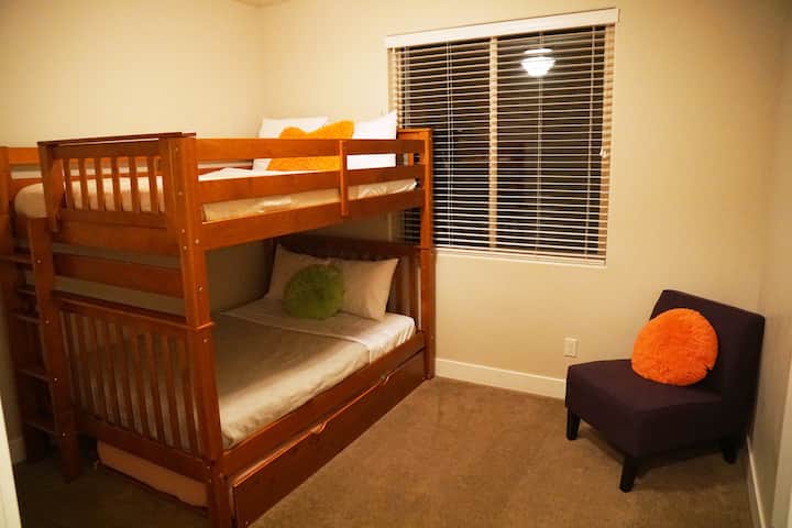 3. spavaća soba: puna kreveta i dva kreveta ispod za dodatni prostor za spavanje