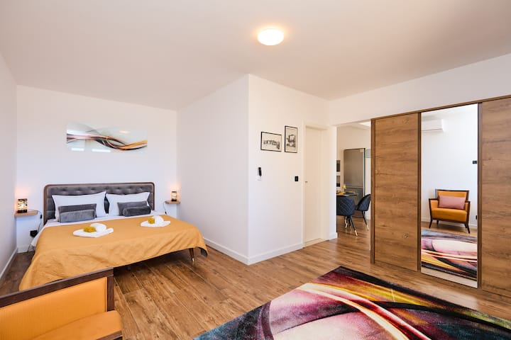 Slaapkamer met knus bed.