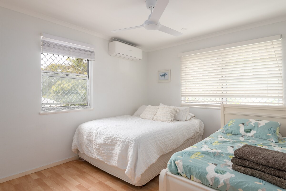 Chumba cha kulala cha ghorofani (kinalala 3). Bafu kuu ni ensuite.