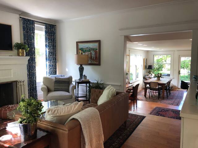 Luxury Queen Anne Home with sport court gallery image 2