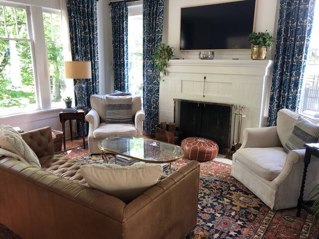 Luxury Queen Anne Home with sport court gallery image 3