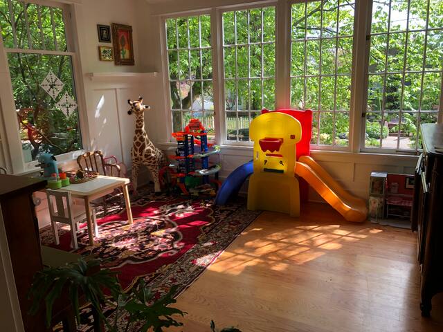 Luxury Queen Anne Home with sport court gallery image 5