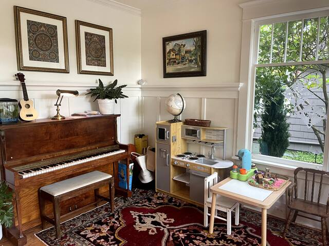 Luxury Queen Anne Home with sport court gallery image 4