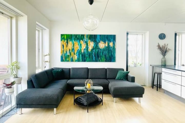 Modern 3-bedroom 103m2 flat by Bella Center