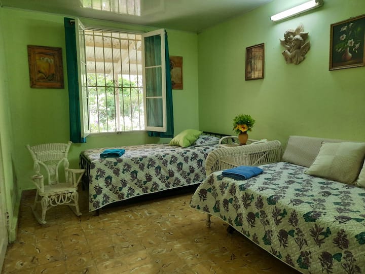 2 lits et salle de bain privée
Elle a des fenêtres à la française. Au cas où vous préférez le beau temps d'El Valle