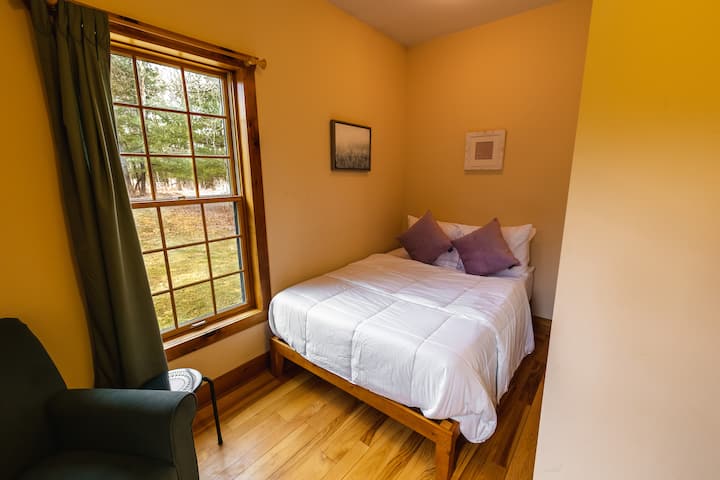 غرفة نوم في الطابق الأول - سرير كامل الحجم في غرفة خاصة.

هذا السرير الفخم كامل الحجم مريح للغاية. التقى الكرسي الجانبي بمطابقته المثالية. استرخ هنا.