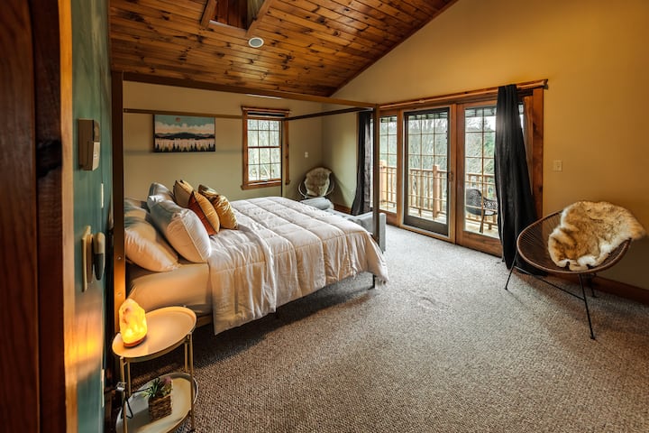 غرفة النوم الرئيسية - سرير مريح بحجم كبير وشرفة خاصة مع إطلالات رائعة على المروج وبركة القندس.

مستوحاة من الغابات والجداول وعوارض الشمس، وهي مزينة بخفة بالخضروات العميقة والبلوز والألوان الذهبية.