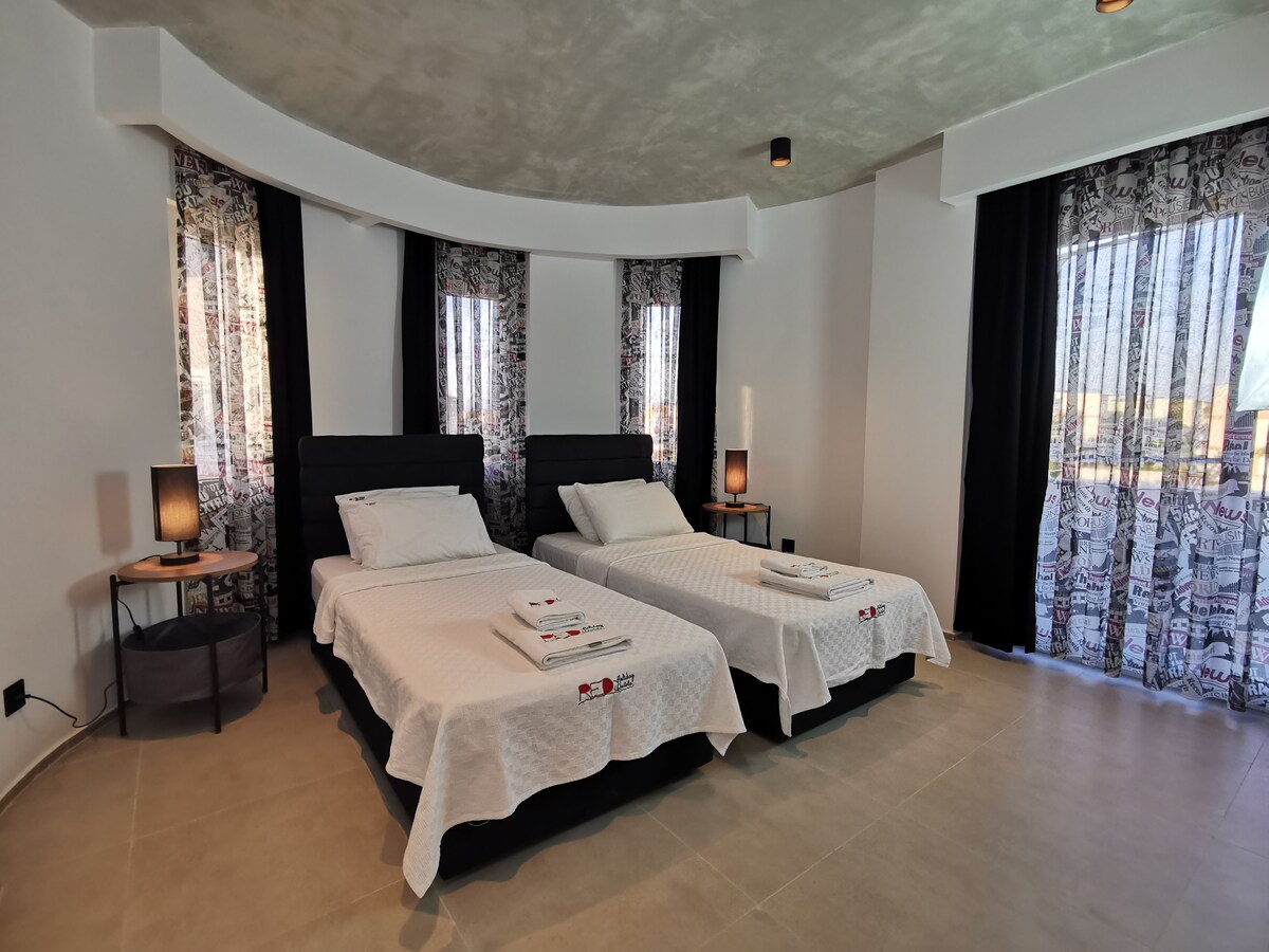 Këto dy krevate teke janë projektuar për të ofruar një përvojë të rehatshme gjumi. Është bërë me materiale me cilësi të lartë dhe ka një strukturë që mbështet shëndetin e shpinës dhe të shtyllës kurrizore. Është alternativa ideale për një gjumë të mirë netësh.