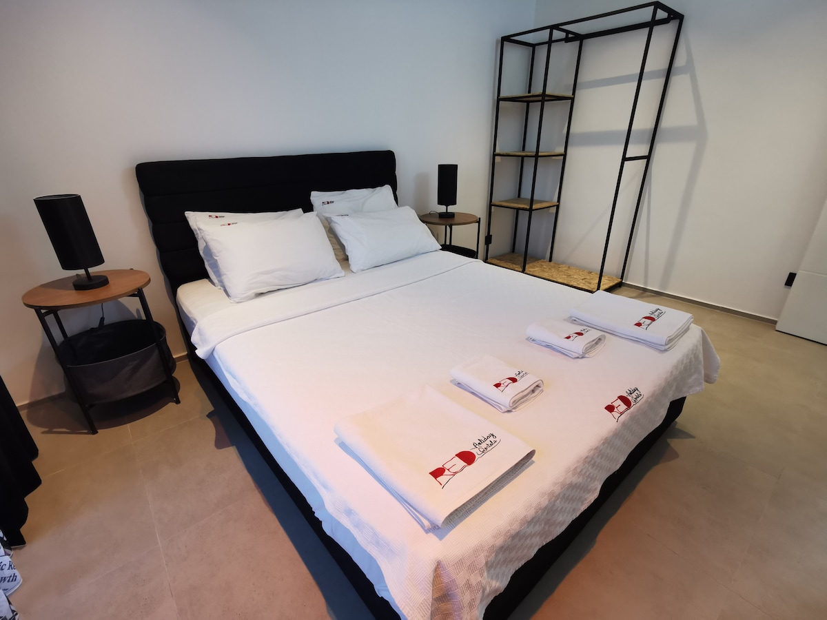 Ky krevat dopio është projektuar për të ofruar një përvojë të rehatshme gjumi. Është bërë me materiale me cilësi të lartë dhe ka një strukturë që mbështet shëndetin e shpinës dhe të shtyllës kurrizore. Është alternativa ideale për një gjumë të mirë netësh.